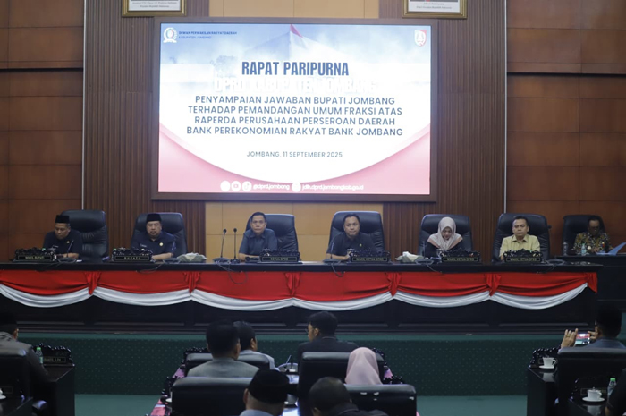 SERIUS: Bupati Warsubi dan pimpinan DPRD saat rapat paripurna pembahasan Raperda Perseroda BPR Bank Jombang.