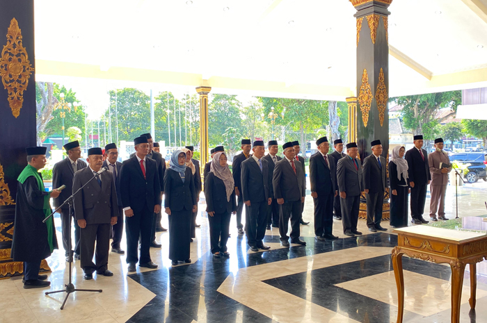DILANTIK: Bupati Jombang melukan pelantikan dan pengambilan sumpah jabatan di lingkup Pemkab Jombang, (11/9).