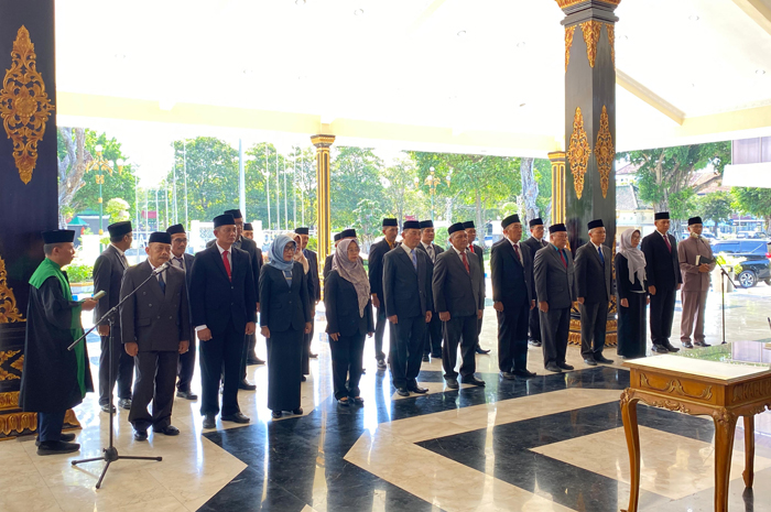 DILANTIK: Bupati Jombang melukan pelantikan dan pengambilan sumpah jabatan di lingkup Pemkab Jombang, (11/9).