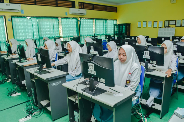 FOKUS: Siswa kelas 12 SMKN 1 Jombang saat mengikuti pembelajaran di laboratorium komputer (20/8).