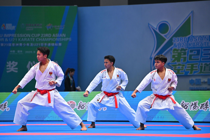 MEMBANGGAKAN: Dari kiri, Malvian Dwi, Muhammad Eyzar, Ahmad Algebra saat bertanding di Cina (6/9).