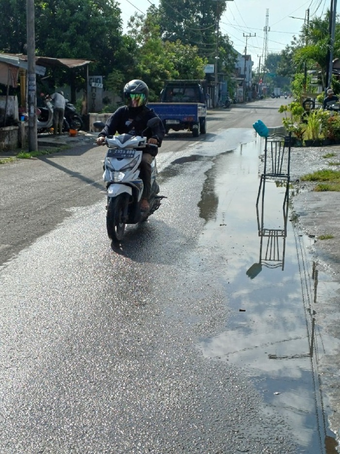 PICU GENANGAN AIR: Jalan kabupaten di Desa Cukir, Kecamatan Diwek, Jombang digenangi air akibat saluran drainase mampet (12/9).