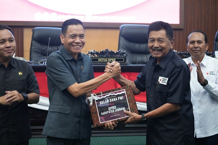 BERJIWA SOSIAL: Ketua DPRD Jombang Hadi Atmaji (kiri) menyerahkan bantuan dana bulan PMI ke Ketua PMI Kabupaten Jombang, Soeharto, usai paripurna di gedung DPRD, Kamis (11/9).