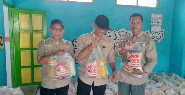LANCAR: Ketua Kopdes Merah Putih Banjarsari, Bashori, menunjukkan paket sembako yang dijual, (13/9).