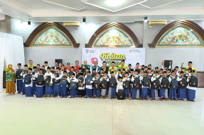 KOMPAK: Ketua BAZNAS Jombang, H. Ahmad Zainuri, LC foto bersama seluruh peserta, (14/9).