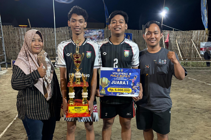 JUARA: Kepala Desa Kedungdowo Suliswati mendampingi anggota tim bola voli Karang Taruna Desa Kedungdowo saat menjuarai turnamen Volley Ball Bupati Cup 2025 antar desa di Kecamatan Ploso, Minggu (7/9)