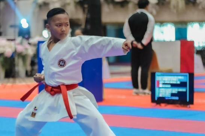 BANGGA: Haikal Afkar Putra Narayana saat beraksi di event International Karate Unesa Rector Cup II.