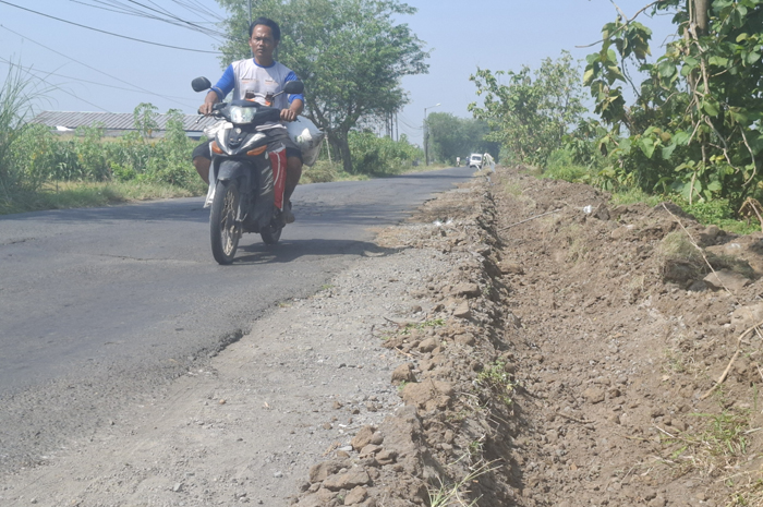 HATI-HATI: Bahu jalan ruas Talunkidul-Kesamben di Desa Watudakon, Kecamatan Kesamben, Jombang mulai dikeruk, Kamis (11/9).