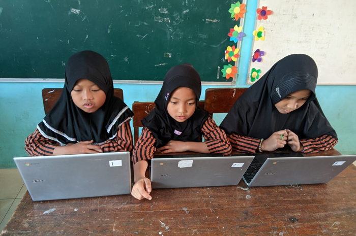 Siswa SDN Karangan 2 Kecamatan Bareng, Jombang belajar di sekolah dengan memanfaatkan chromebook.