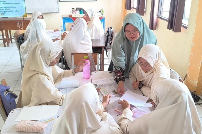 SEMANGAT: Fairuz Izzati guru SMPIT Al Ummah Jombang saat mengajar dalam kelas, Fairuz salah satu guru yang telah mengantongi sertifikat pendidik.