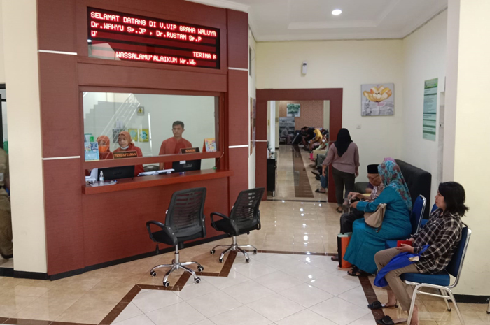 ANTRE BEROBAT: Sejumlah masyarakat saat antre berobat di RSUD Jombang.