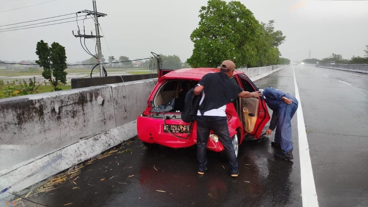 Dalam sehari, tiga insiden kecelakaan lalu lintas terjadi di ruas Tol Jombang&ndash;Mojokerto (Jomo), Sabtu (13/9).