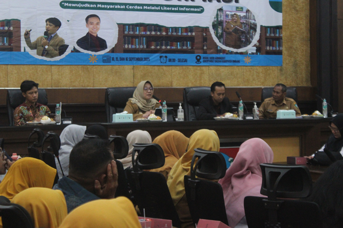 GAMBLANG: Staf Ahli Bidang Keuangan, Ekonomi, dan Pembangunan, Sri Surjati, saat menyampaikan materi.