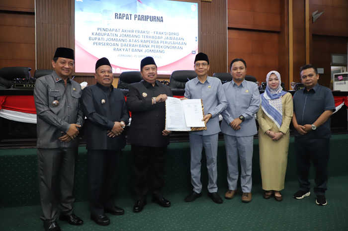 SAH: Ketua DPRD Hadi Atmaji dan Bupati Warsubi mengesahkan Raperda Perseroda BPR Bank Jombang menjadi Perda.
