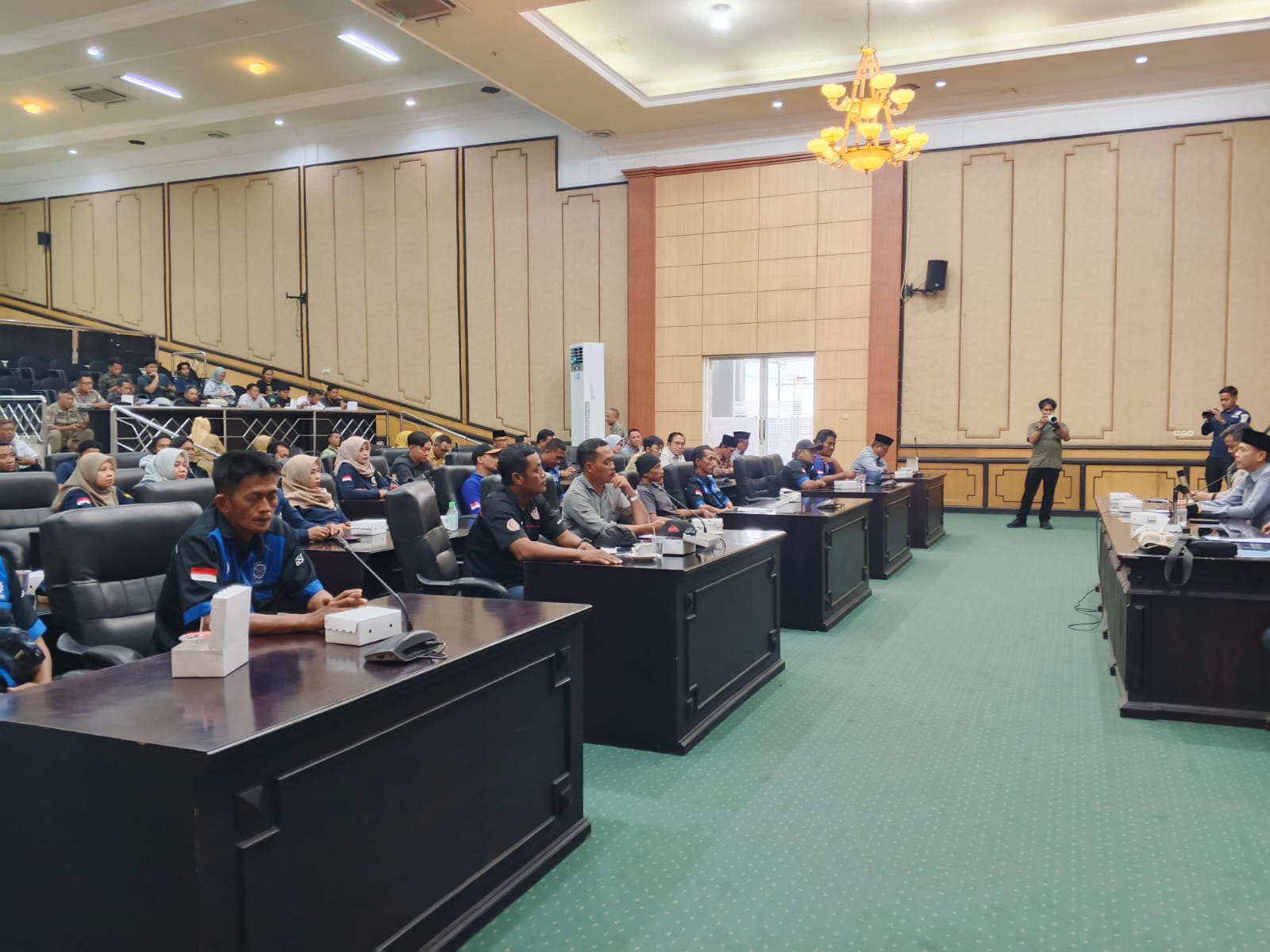 DIALOG: Perwakilan aktivis dan serikat buruh diterima Ketua DPRD Jombang, Hadi Atmaji.