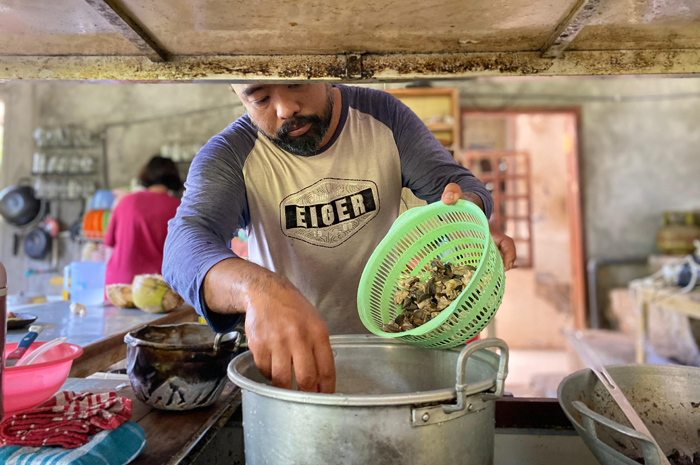 DIOLAH: Heri Susanto warga Dusun Tukum, Desa Wonosalam, Jombang mengolah daging bekicot menjadi kuliner unik.