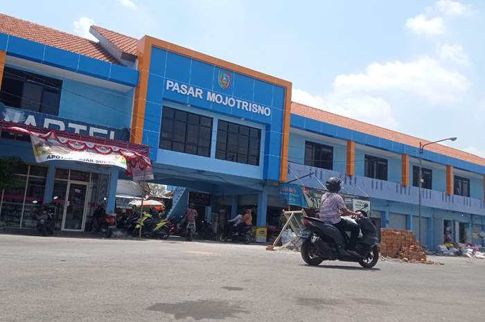 DIKEBUT: Proyek rehabilitasi Pasar Mojotrisno di Kecamatan Mojoagung, Jombang yang hanya menyentuh ruko bagian depan.
