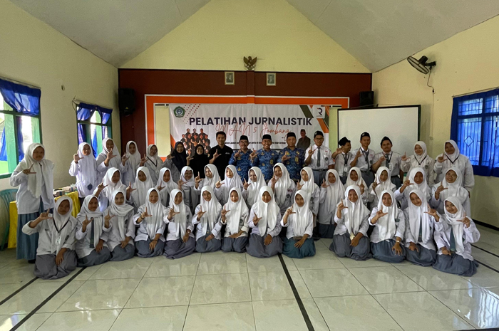 TELADAN: Kepala MAN 5 Jombang, Suryanto, bersama pemateri dari Jawa Pos Radar Jombang dan peserta pelatihan jurnalistik.