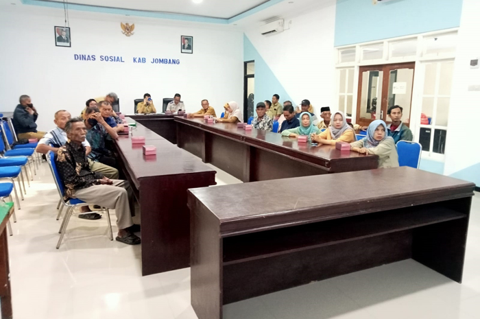 DIKUMPULKAN: Dinsos Jombang menggelar pertemuan dengan warga sekitar Desa Tunggorono untuk membahas rencana pengadaan lahan.