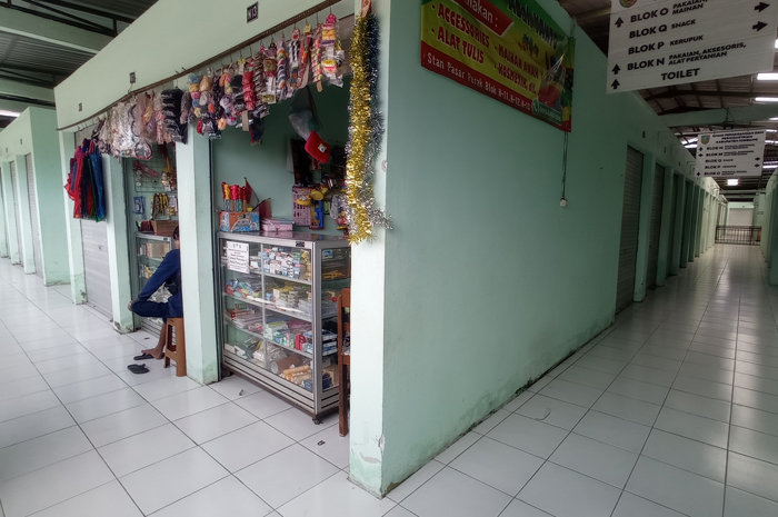 Ratusan kios dan lapak Pasar Perak, Jombang yang dibangun dengan anggaran Rp 10 miliar lebih kini mangkrak.