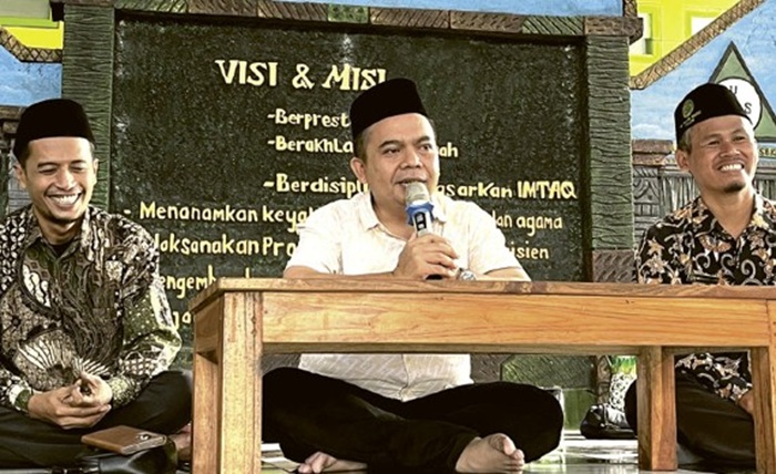 TELADAN: Wakil Ketua DPRD Jombang, HM Syarif Hidayatullah ST MMT (Gus Sentot), menghadiri maulid Nabi di RA-MI Thoyib Hidayat Dusun Pojok, Desa Puton, Kecamatan Diwek, Jombang, Rabu (17/9).