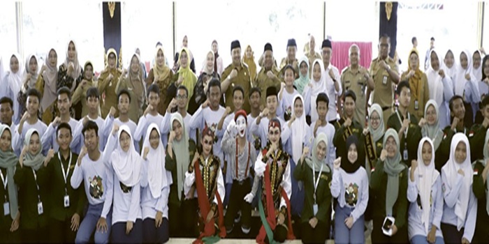 TELADAN: Bupati Warsubi dan Bunda Genre Yuliati Nugrahani Warsubi bersama anak-anak peserta Jambore Anak 2025 di Pendopo Kabupaten Jombang, Rabu (17/9).