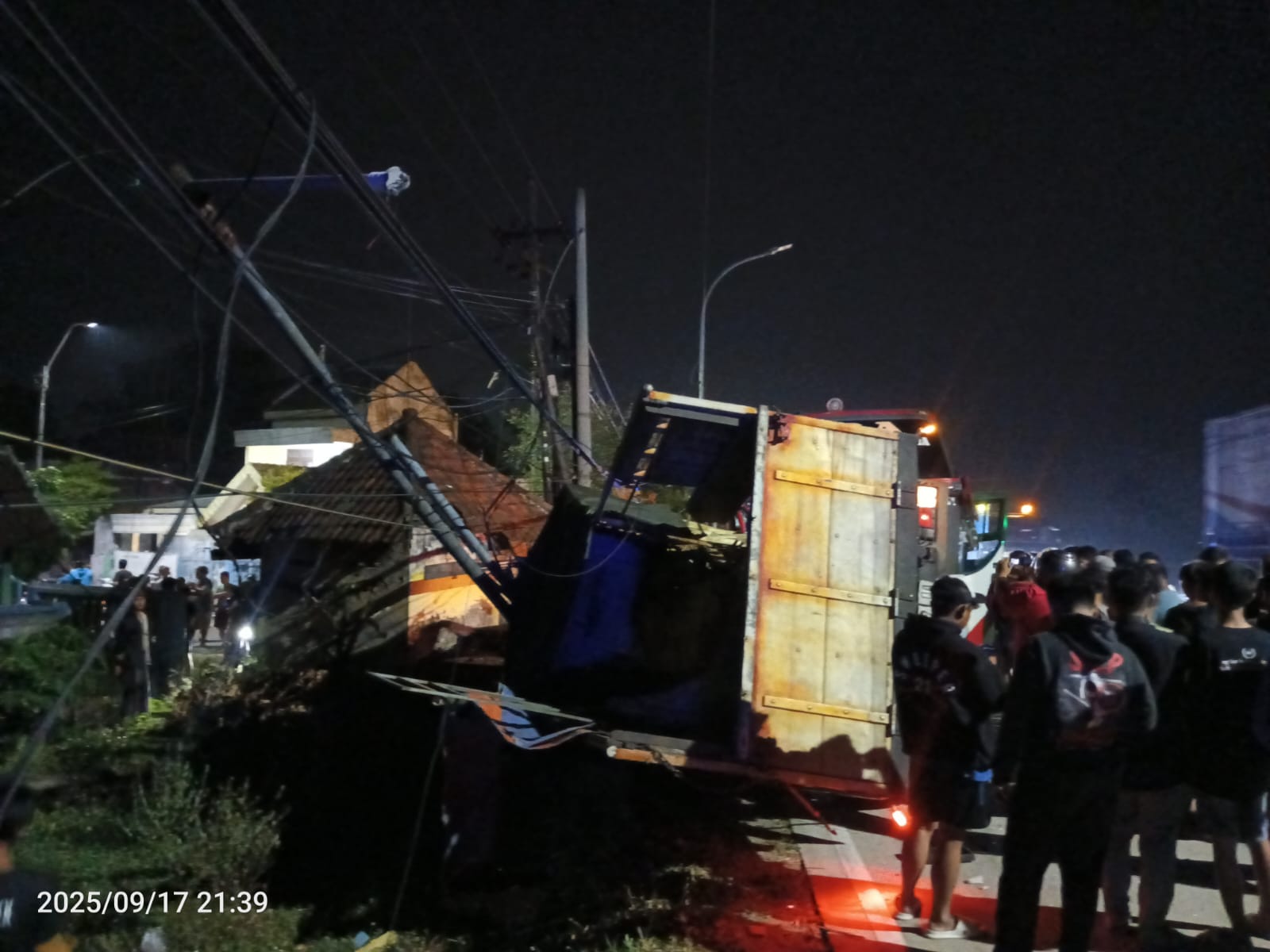 Kecelakaan lalu lintas melibatkan Bus Mira yang membawa puluhan penumpang dan sebuah truk terjadi di jalur arteri Kecamatan Perak, Jombang, Rabu malam (17/9).