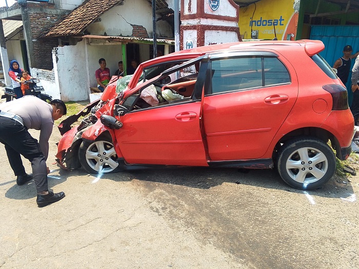 Kecelakaan melibatkan bus pariwisata rombongan peziarah asal Kediri dan mobil Toyota Yaris terjadi di Jalan Raya Mojowarno, Jombang, Sabtu (20/9) siang.