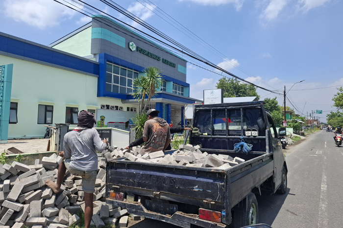 MOLOR: Proyek Puskesmas Keboan di Desa Keboan, Kecamatan Ngusikan, Jombang diperpanjang tiga kali karena molor, Jumat (19/9).