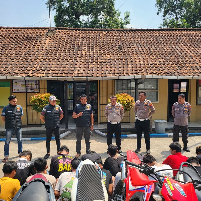 Puluhan remaja dan belasan motor digelandang ke Mapolsek Mojoagung Sabtu (20/9) dini hari.