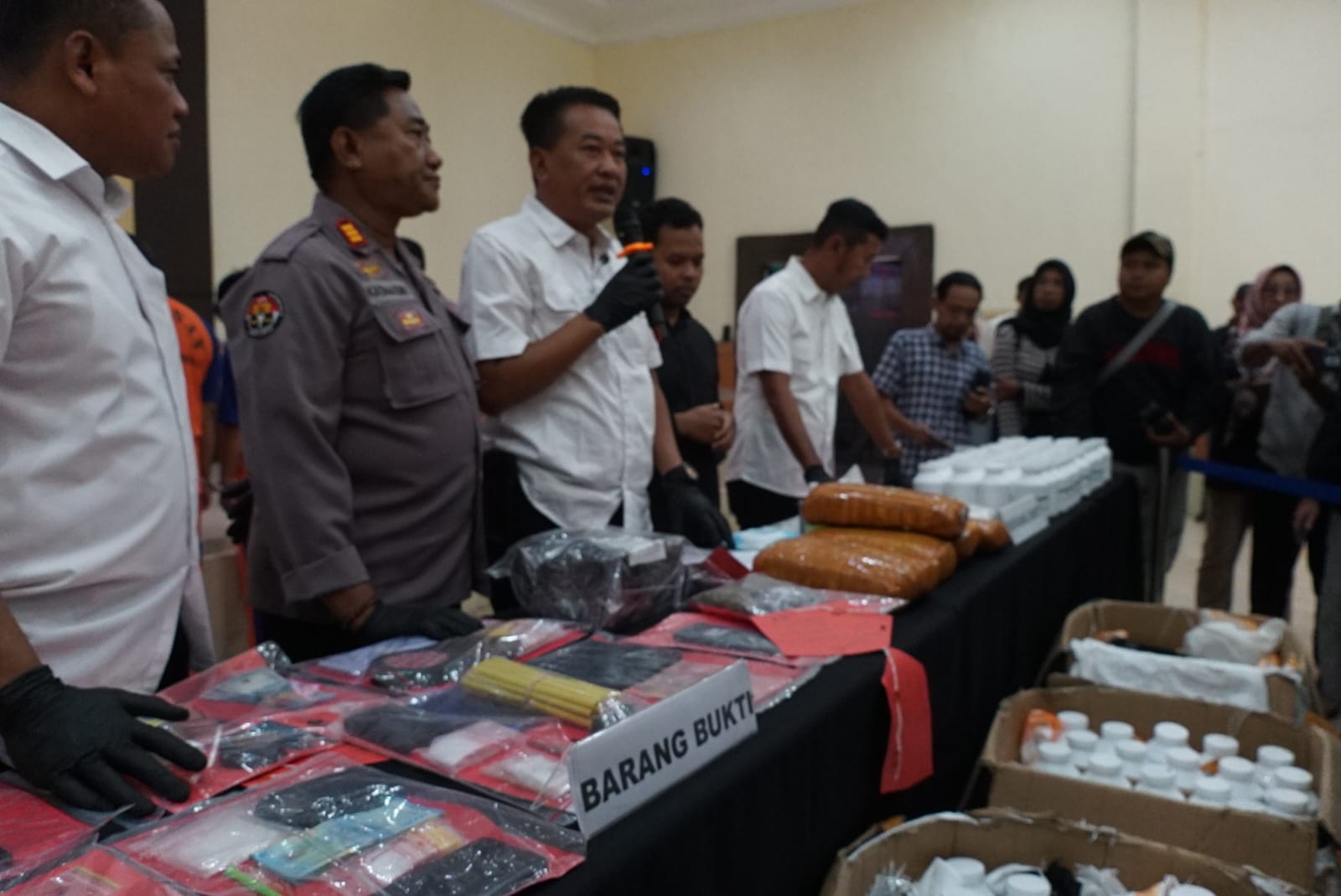 Polisi menyita sebanyak 13,14 gram sabu-sabu serta 217.173 butir pil dobel L.