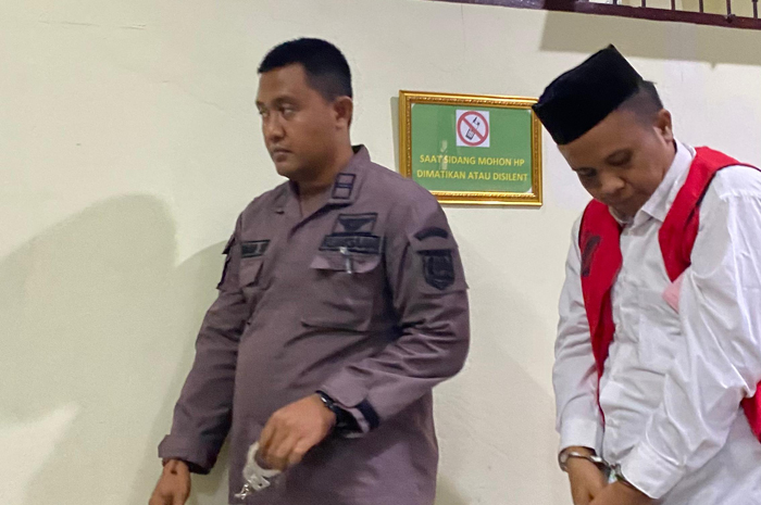 Dicky Firman Rizard, 28, jaksa gadungan asal Surabaya yang menipu dua warga Kecamatan Gudo Jombang, menghadapi vonis.
