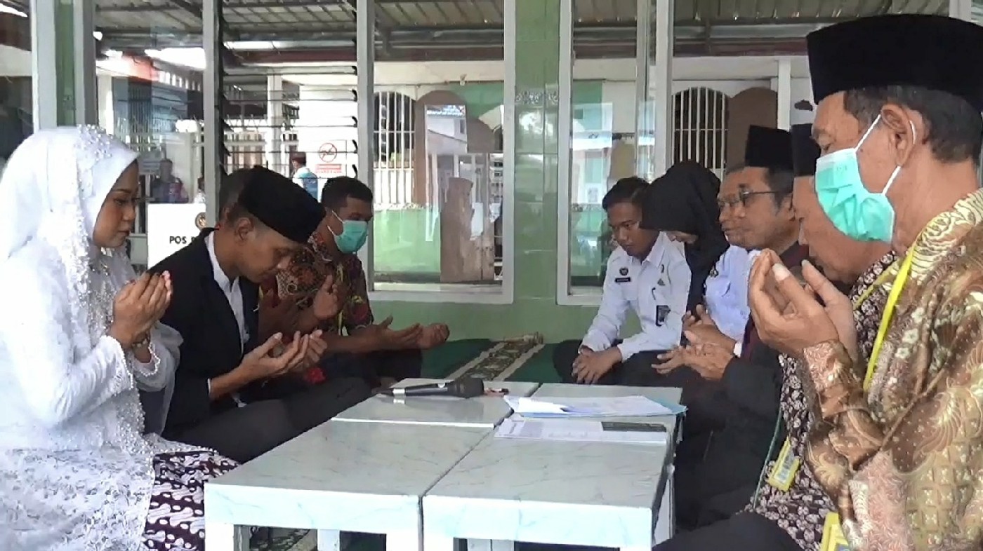 SAH: Aris Zuandi dan Farah Dhiba yang menikah di Musala At Taqwa Lapas Kelas II B Jombang, Kamis (18/9).