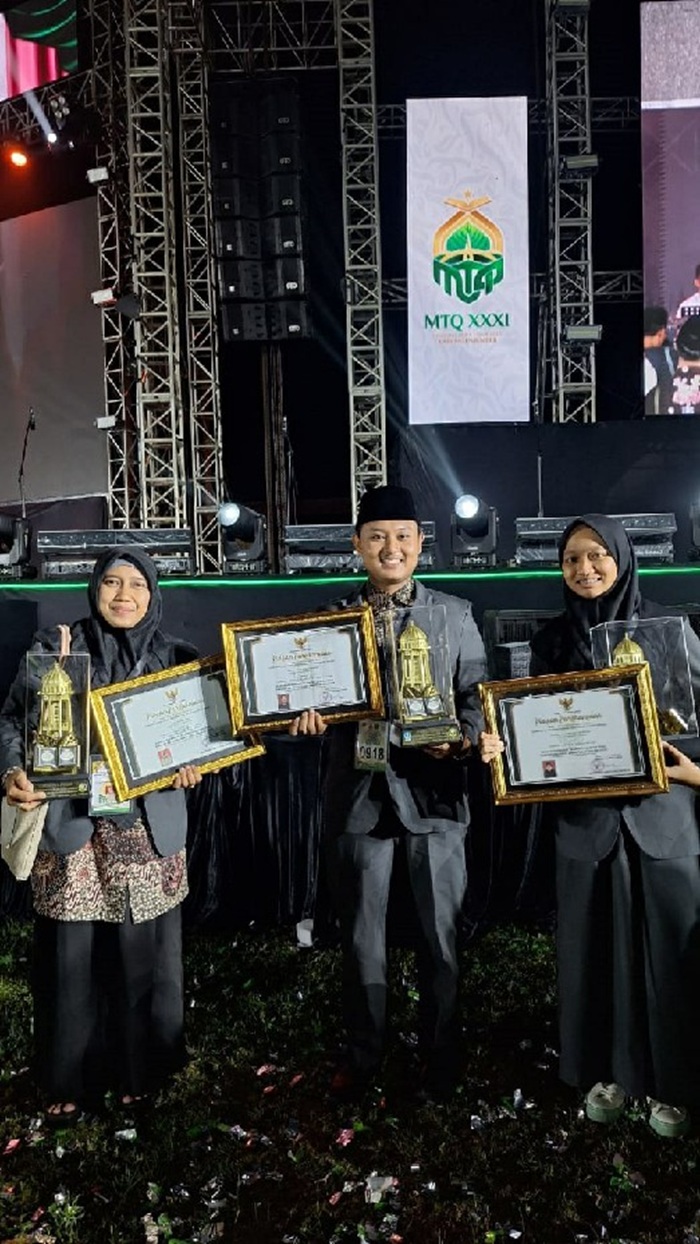 MEMBANGGAKAN: Dari kiri, Anis Istiqomah, M Idham Kholid dan Fehima Najiha yang meraih juara satu dalam MTQ Jatim di Jember yang berakhir Jumat (19/9).
