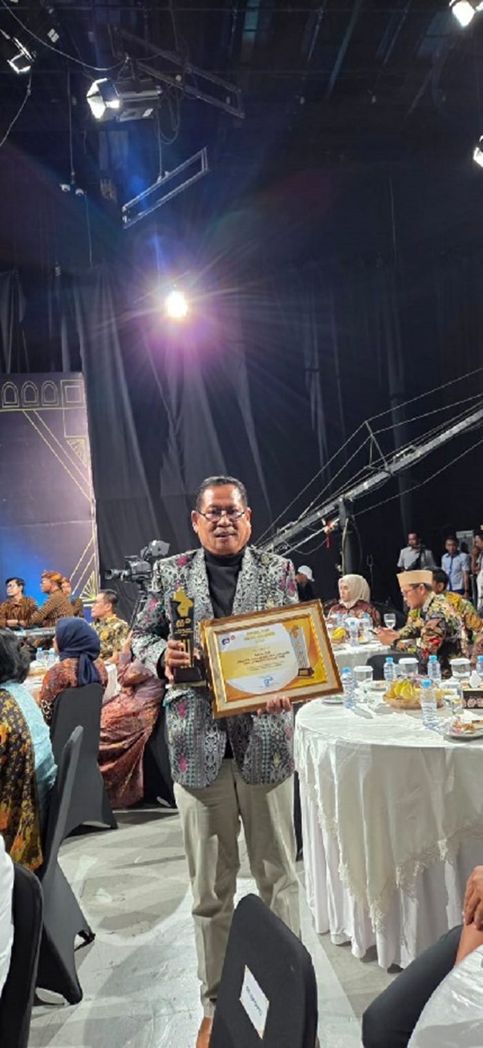 SUKSES: Subur, anggota DPRD Jombang saat menerima penghargaan JTV Award 2025.