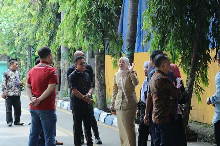 CEK LAPORAN: Komisi D DPRD Jombang sidak ke PT Sumber Graha Sejahtera (SGS) di Diwek, Jumat (18/9).