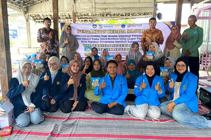 KOMPAK: Tim pengabdian masyarakat Universitas Negeri Surabaya (UNESA) berkolaborasi dengan Politeknik Negeri Jember (POLIJE) melatih kelompok wanita tani di Desa Ngusikan, Kecamatan Ngusikan, Jombang.