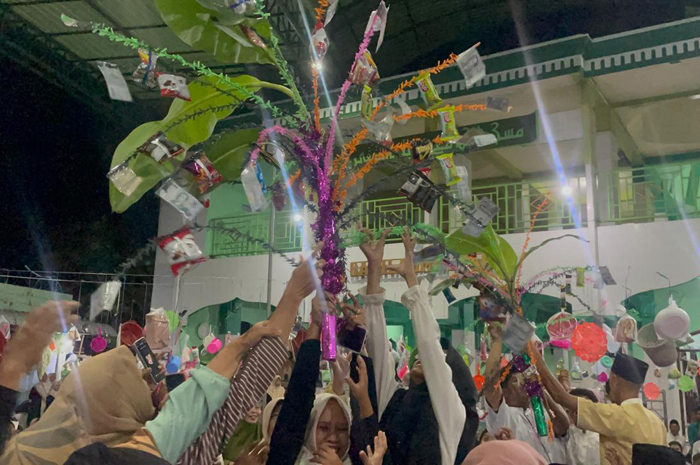 MERIAH: Ratusan warga Kepuhkembeng mengikuti tradisi grebeg maulid di halaman Masjid Sabilal Muttaqin, Dusun Jajar, Desa Kepuhkembeng, Kecamatan Peterongan, Jombang Jumat (19/9) malam.