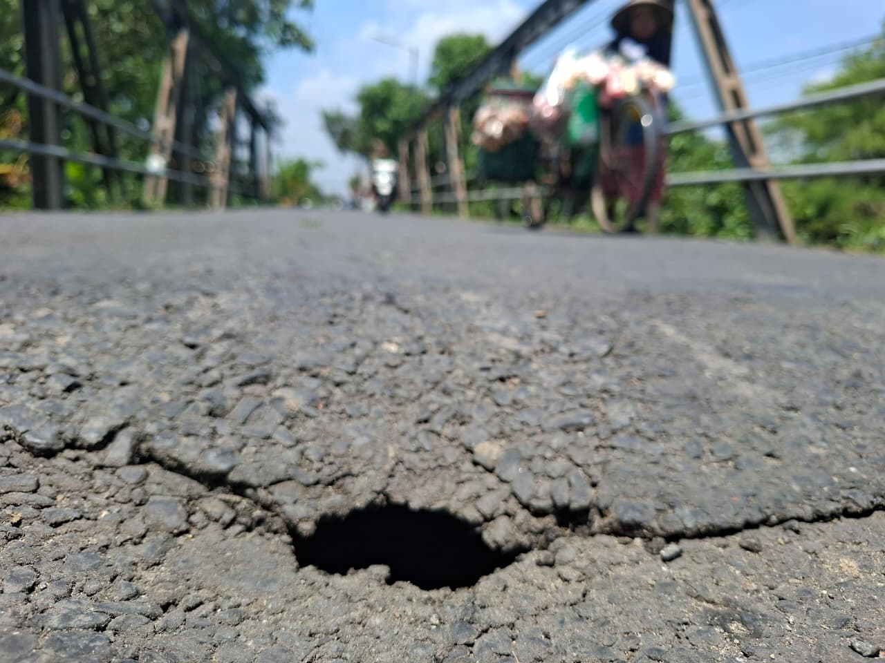 WASPADA: Kondisi lantai Jembatan Kedungbogo, Kecamatan Ngusikan, Jombang tampak bergelombang dan berlubang.