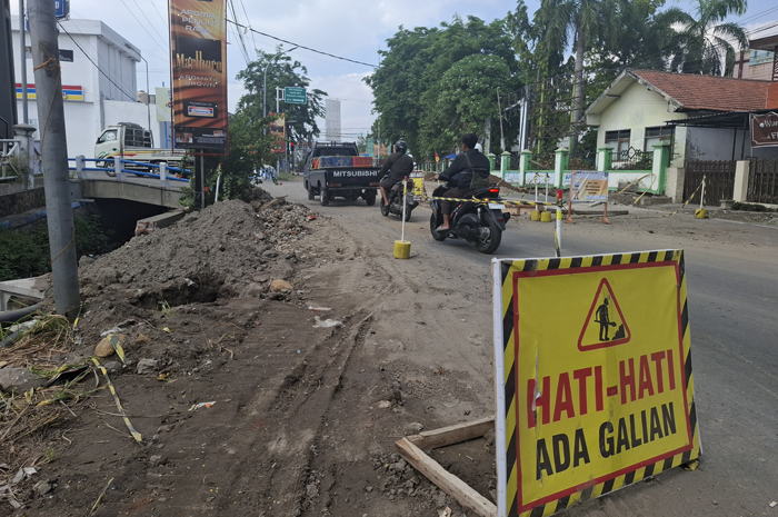 DIPASANG BOX CULVERT: Jalan kabupaten ruas Jl Cempaka terdampak proyek trotoar dan drainase Jl Gus Dur sisi utara, Jombang, (20/9).
