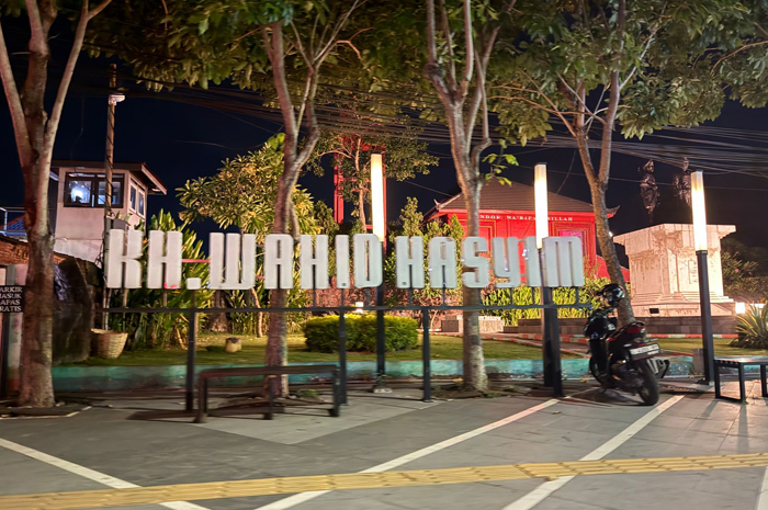 Kondisi neon box di trotoar Jl KH Wahid Hasyim, kawasan Taman Mastrip Jombang ditemukan mati, Sabtu (20/9) malam.