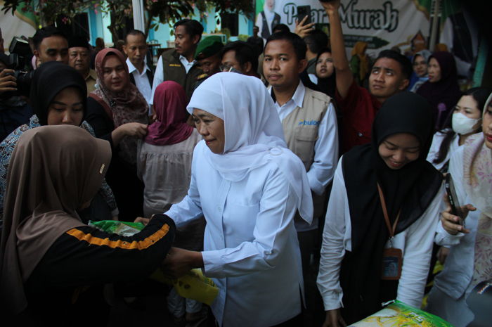 TEKAN INFLASI: Gubernur Jawa Timur Khofifah Indar Parawansa didampingi Pemimpin Cabang Bulog Mojokerto, Muhammad Husin saat kegiatan Pasar Murah di Balai Desa Balong Besuk, Kecamatan Diwek, Jombang.