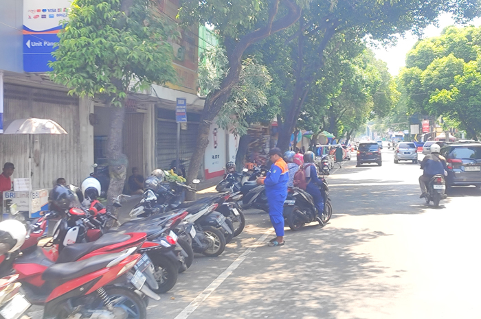 RAMAI: Deretan kendaraan parkir di tepi jalan ruas Jl A Yani, Jombang.