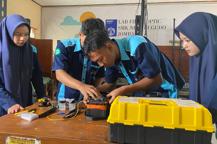 CANGGIH: Siswa SMKN Gudo, Jombang praktik Ototronik di lab sekolah.
