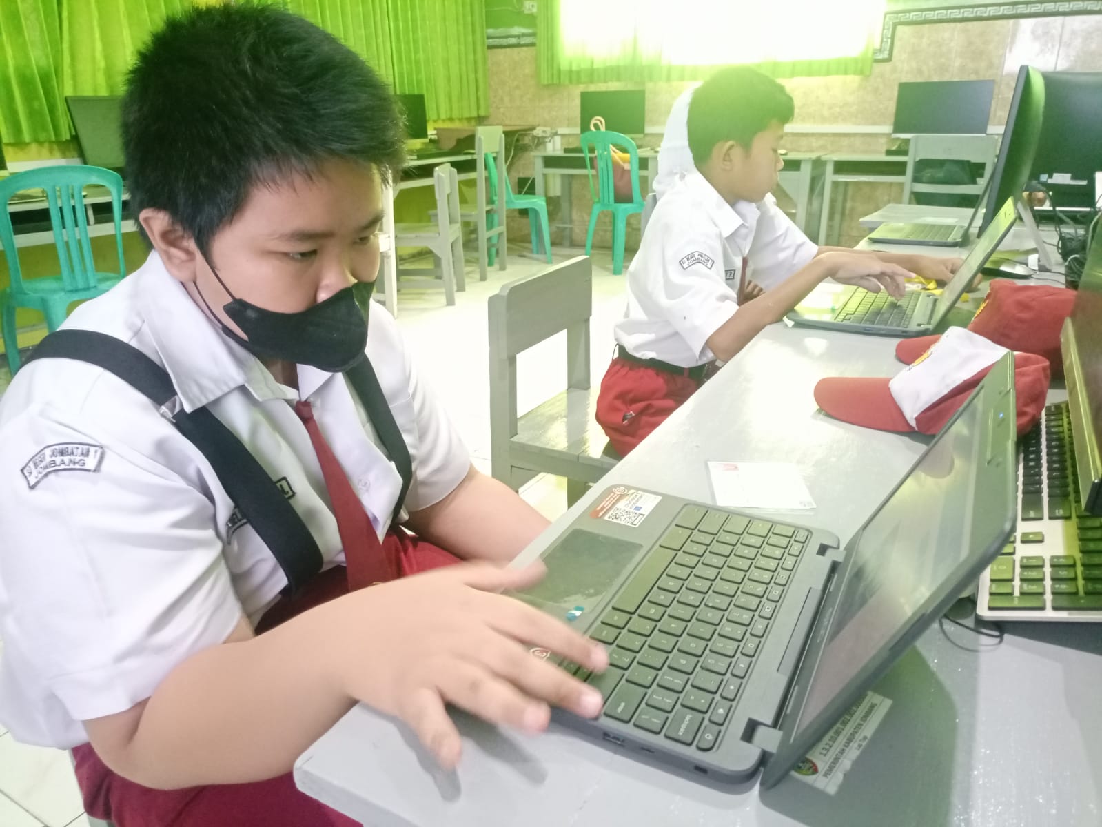 SERIUS: Siswa SDN Jombatan 1 Jombang mengerjakan ANBK menumpang di SDN Jombatan 3 Jombang.