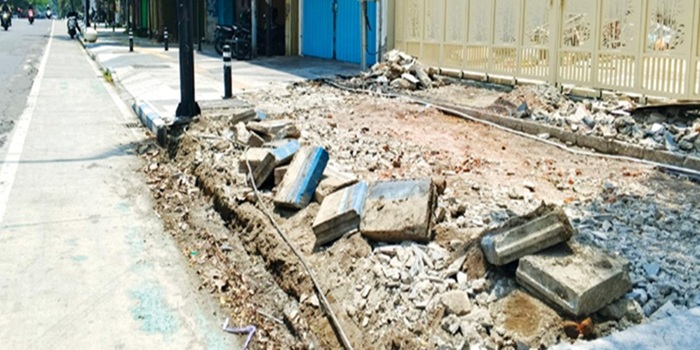 RUSAK: Trotoar di Jalan KH Wahid Hasyim, Jombang yang dibongkar (21/9).