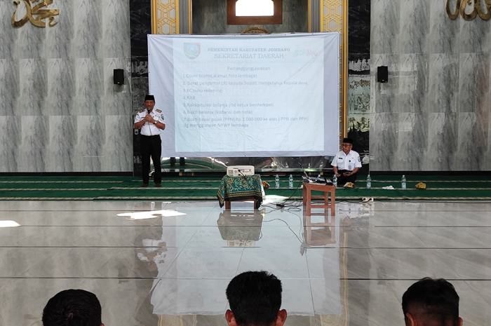 TELADAN: Sekdakab Jombang Agus Purnomo saat penyerahan NPHD, di masjid Pemkab Jombang, (24/9).