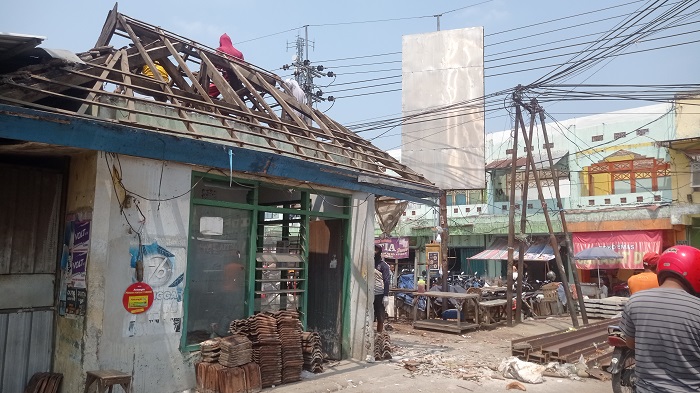 SIBUK: Pedagang maupun pekerja berada di lokasi proyek Pasar Ploso, Jombang bagian depan.