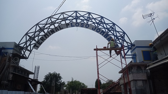 DICAT ULANG: Pekerja melakukan pengecetan Terminal Ploso, Jombang.