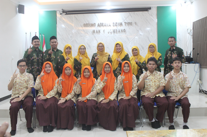 MEMBANGGAKAN: Kepala MAN 1 Jombang, Saadatul Athiyah (tengah) bersama pembina dan siswa berprestasi bidang OMI 2025 serta finalis OSN tingkat nasional 2025.